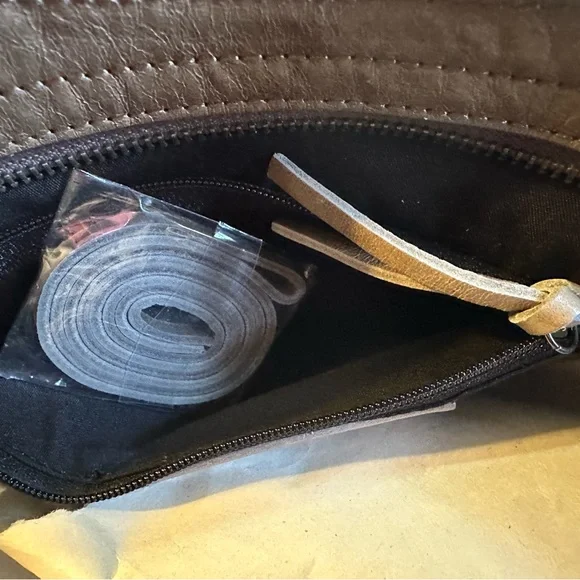 Balenciaga Women's Taupe Leather Bag - Picture 8 of 10